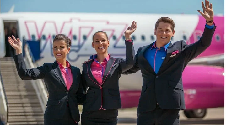 Wizz Air a făcut marele anunț. Pașii pe care trebuie să îi urmezi pentru a fi stewardesă