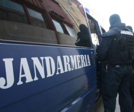 Jandarmii chemați de urgență într-un sat din Alba. Efective înarmate asigură paza localității