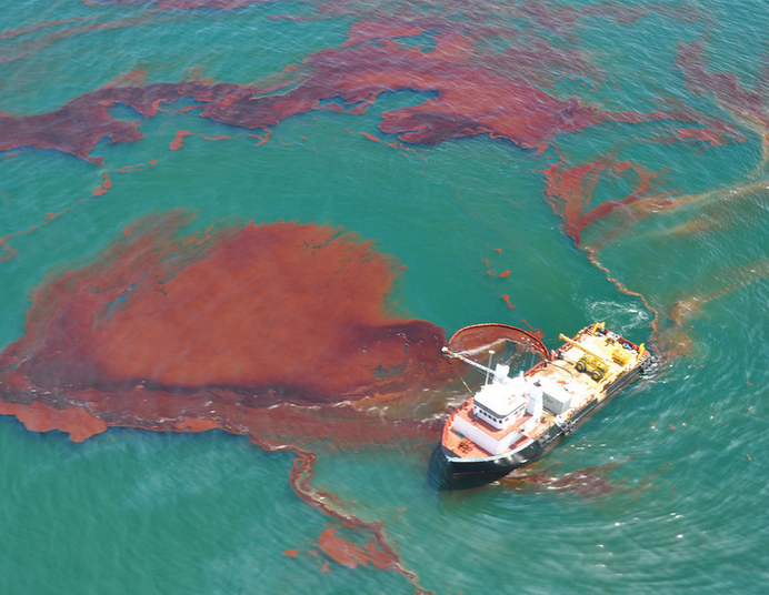 Dezastru ecologic. Peste 40.000 de litri de petrol s-au vărsat în ocean
