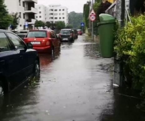 Ploaia torențială a făcut ravagii în Capitală! Mai multe străzi au fost inundate