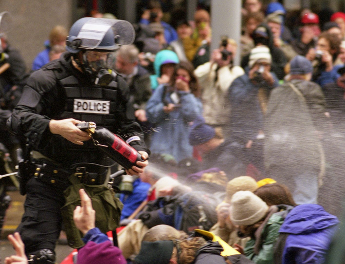 Bătaie între polițiști și protestatari. Miting uriaș în Hong Kong