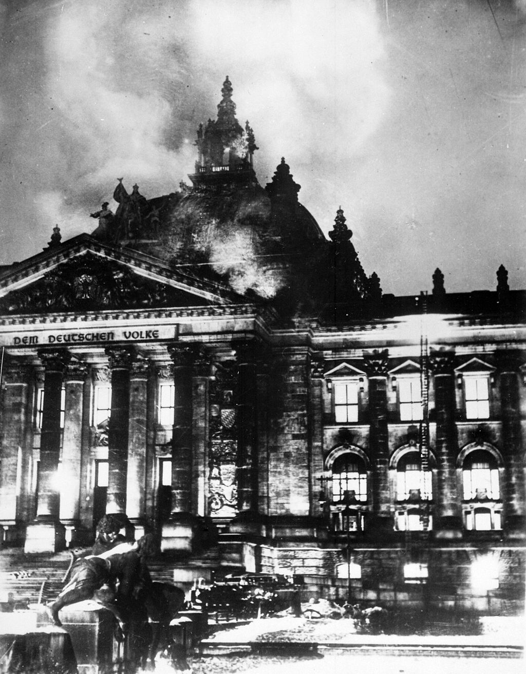 Clădirea Reichstagului în flăcări