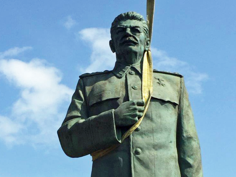 Escrocheria MELS: Nici o casă de activist fără statueta lui Stalin!