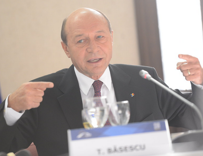 Traian Băsescu n-a mai suportat. „Are o abordare de penal. Murdărește o instituție”