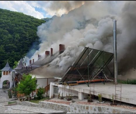 UPDATE : Părți din acoperișul Mănăstirii Râmeț s-au prăbușit. Pompierii suplimentează forțele de intervenție