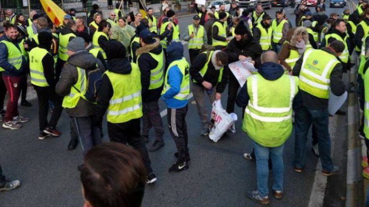 Panică la Paris de Ziua Naţională a Franţei.  „Vestele galbene" atacă din nou. Zeci de persoane au fost reţinute de poliţie