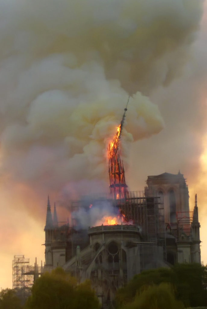 Pericol la Notre-Dame! Catedrala se poate prăbuși