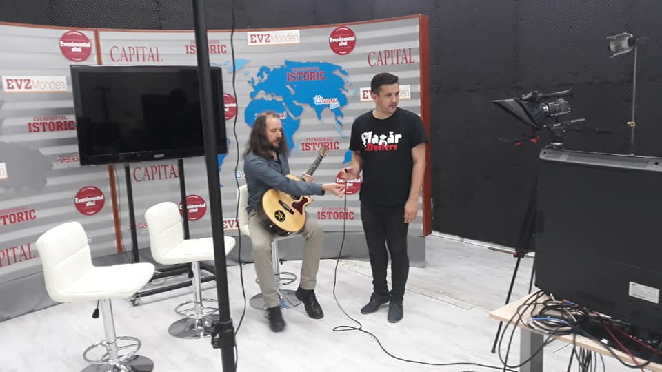 ”The Șlagăr Busters” în studioul Evenimentului zilei, la emisiunea ActReflect. Formația celor doi jurnaliști revoluționează muzica românească