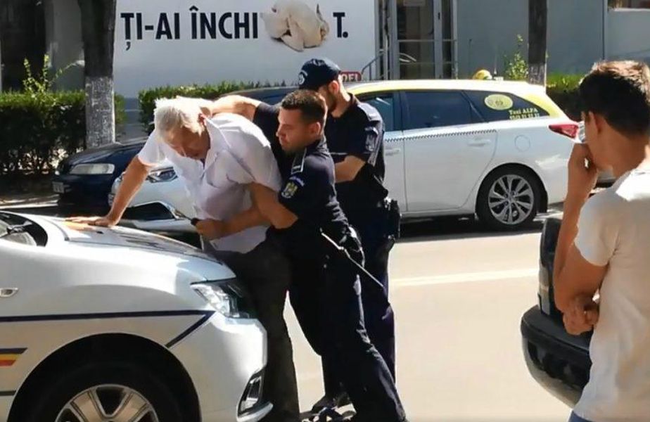 Violență revoltătoare a Poliției Române! Imagini scandaloase cu un bătrân agresat. VIDEO