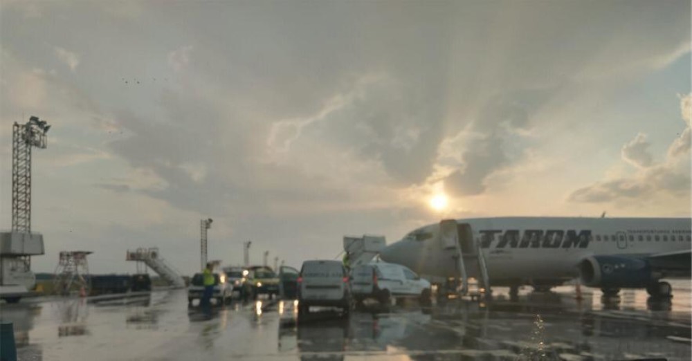 Haos pe Aeroportul Otopeni. Avioane avariate din cauza furtunii