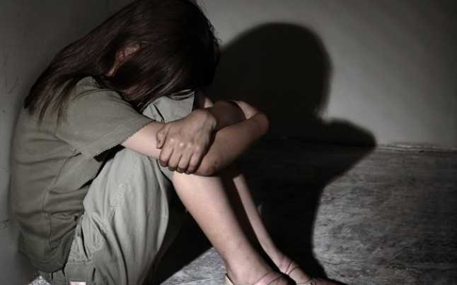 Coşmarul unei fete de 15 ani abuzată de tatăl vitreg. Decizia incredibilă a autorităţilor