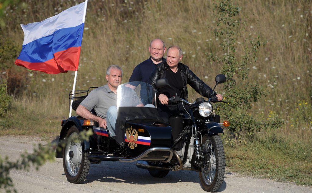 Putin poate conduce motocicleta cu capul gol