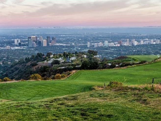 Cea mai râvnită colină din Beverly Hills a fost vândută la o glumă de preţ
