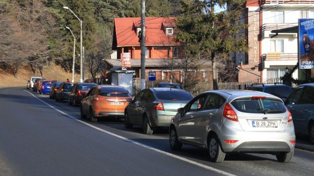 Românii sărbătoresc pe șosele. Mii de autoturisme se târâie pe DN1. Pe podul Giurgiu se așteaptă minimum o oră