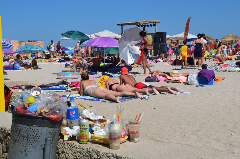 Odiseea gunoaielor care sufocă plajele din Costinești și reacția jenantă a autorităților