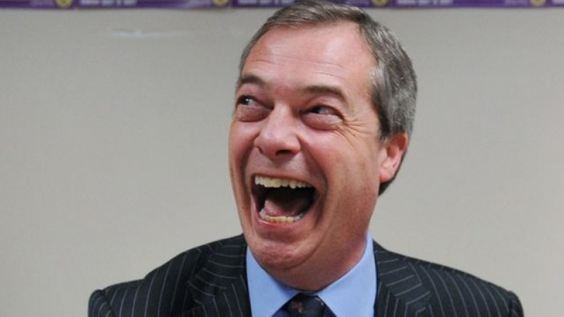 „Irelevanţi, bețivi, fumători și grași”...  Farage în război cu Monarhia