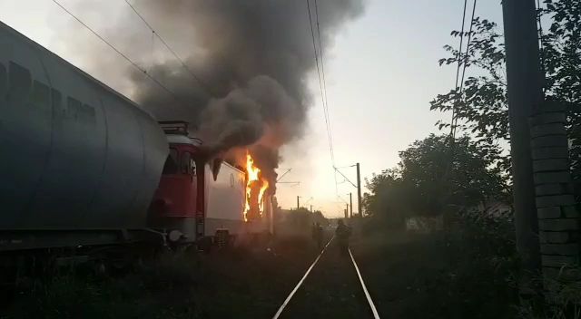 Locomotivă în flăcări la Constanța.Trafic feroviar și rutier blocat