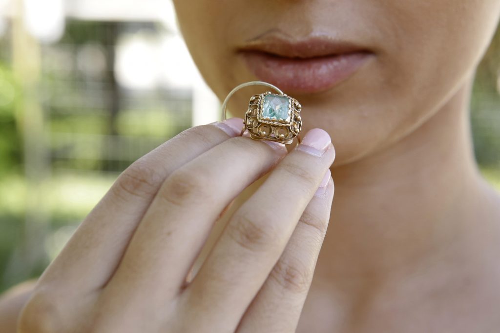 Arheologii au descoperit 169 de inele de aur. O femeie de 6.500 de ani le purta în păr