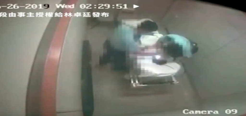 Revoltător! Polițiști filmați în timp ce băteau un pacient imobilizat în spital