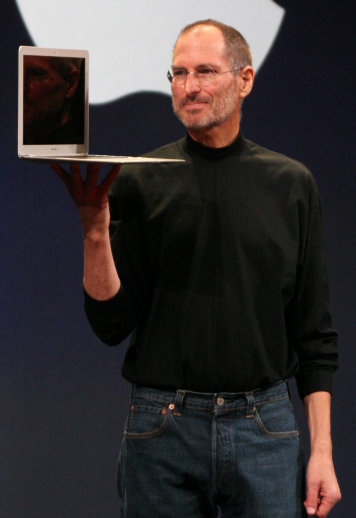 O nouă teorie a conspiraţiei a fost lansată: Steve Jobs ar fi mai viu ca niciodată. Foto cu misteriosul bărbat în articol