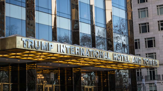 Iconica clădire „Trump International Hotel and Tower” îşi pierde numele