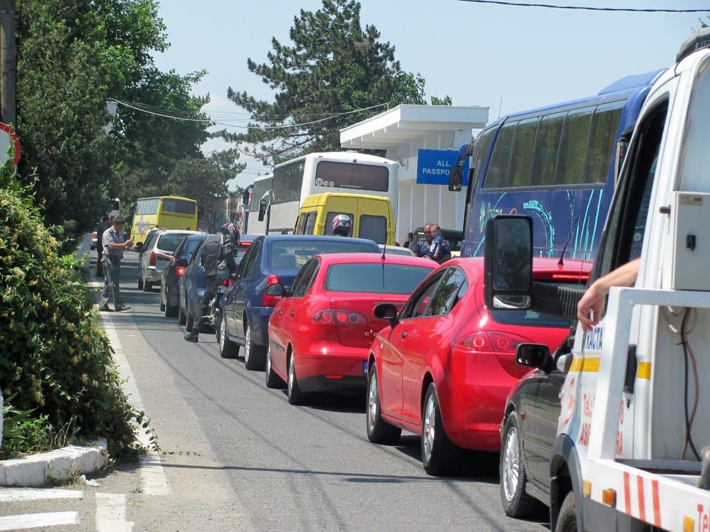 Convoiul a ajuns în România! Mii de persoane din Ungaria au trecut vama