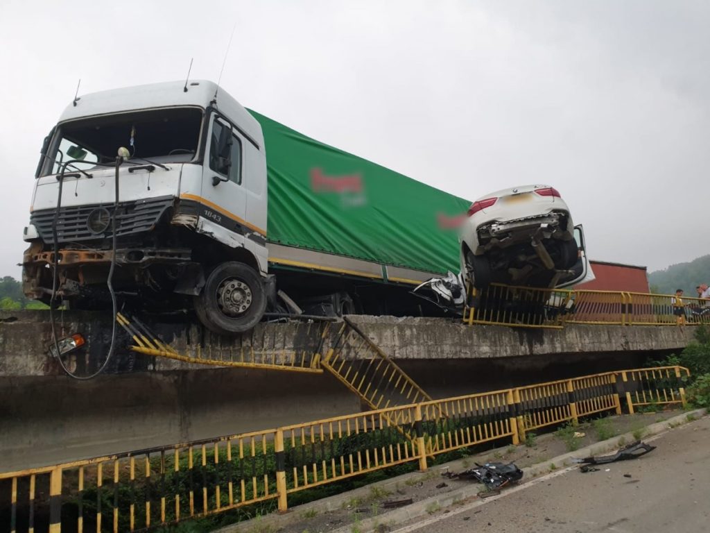 Accident grav pe Valea Oltului: un TIR și o mașină suspendate pe pod
