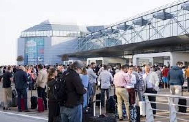 Haos în aeroport: pasagerii au trebuit să lase bagajele la sol