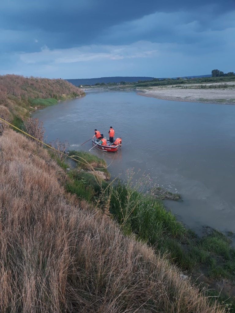 Alertă în Neamț! Două fete au căzut în râu, una a fost salavată