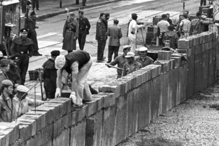 Când a auzit de Zidul Berlinului, Kennedy a răsuflat ușurat
