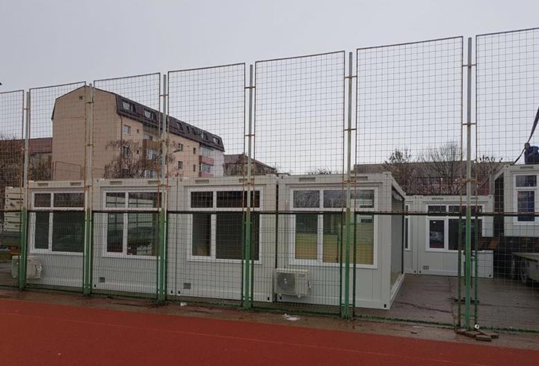 Elevii din Timișoara încep școala în containere