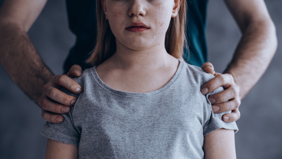 Iese mizeria din județul Olt. Fetiță de 11 ani, vândută de părinți și abuzată de soacră