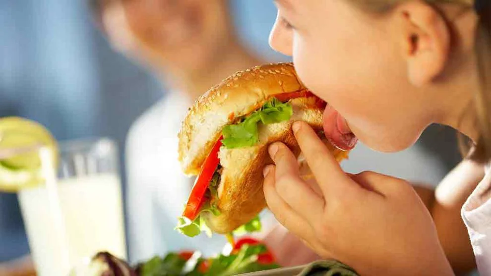 Ce provoacă mâncarea fast food? Ultima descoperire te va îngrozi
