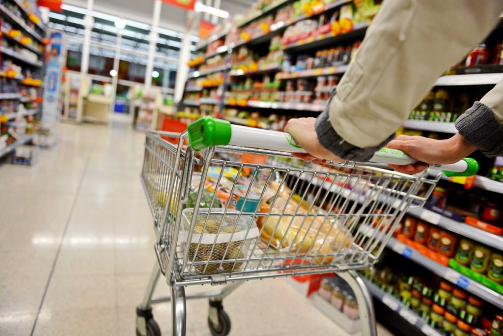 Un pensionar a primit amendă, deoarece a cheltuit prea puțin într-un supermarket