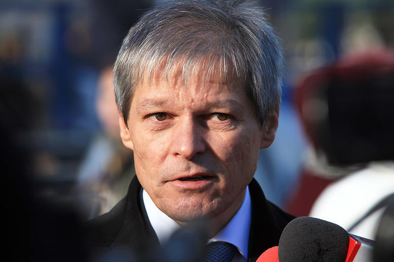 Ce a discutat marți Cioloș față în față cu Macron. Poza face toți banii