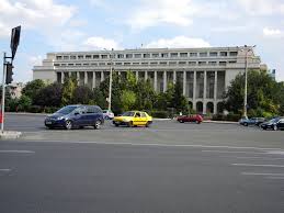 Șah la premier. Dăncilă va da jos tricolorul de pe Guvern, pe 10 august și în loc va pune un banner cu ”M..e PSD!”