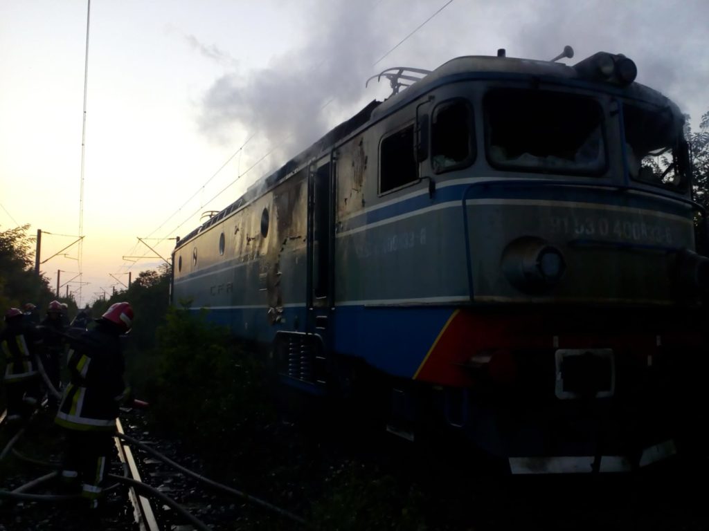 UPDATE: Alertă în România! Tren de călători, în flăcări. Foto în articol
