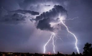 Femeie ucisă de fulger, în timp ce lucra într-o seră
