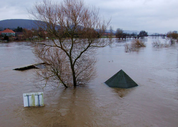 Ploile au făcut 38 de victime. Alertă de inundații și evacuări de persoane