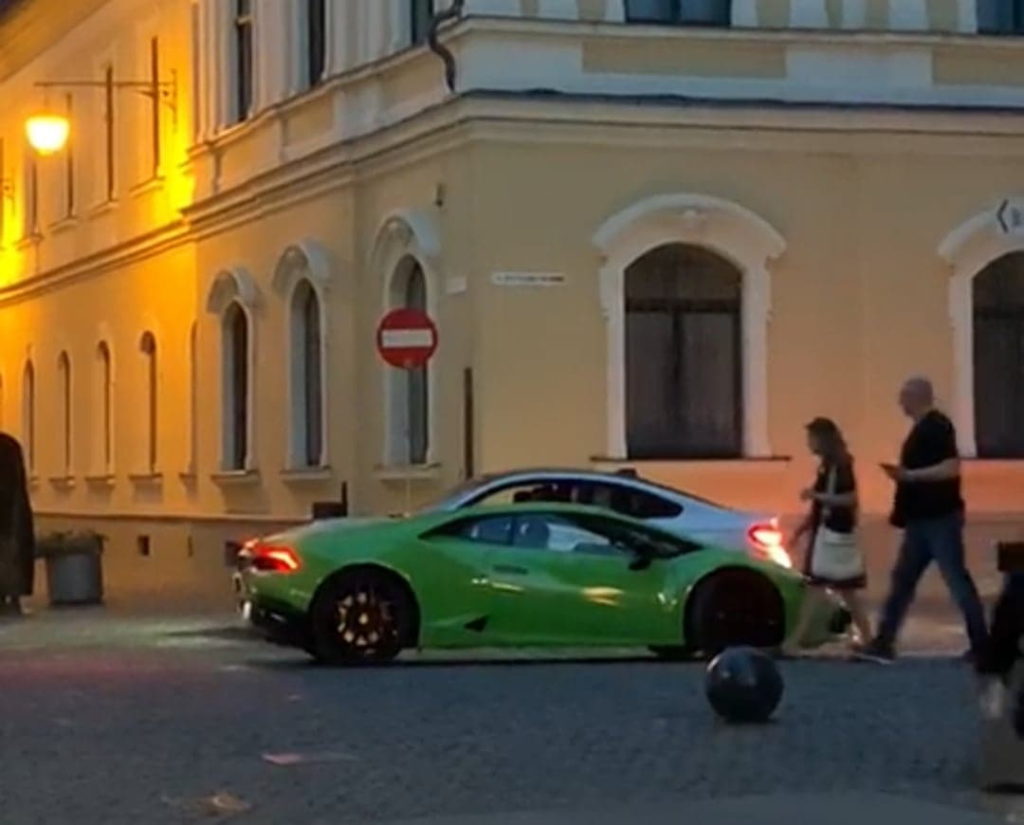 Noua fiță în România: te plimbi cu Lamborghini în jurul palatului instanțelor, pe trotuar