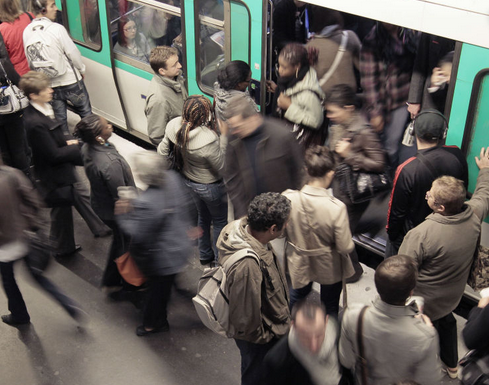 Haos la metrou! Călătorii, batjocoriți, circulația blocată zeci de minute