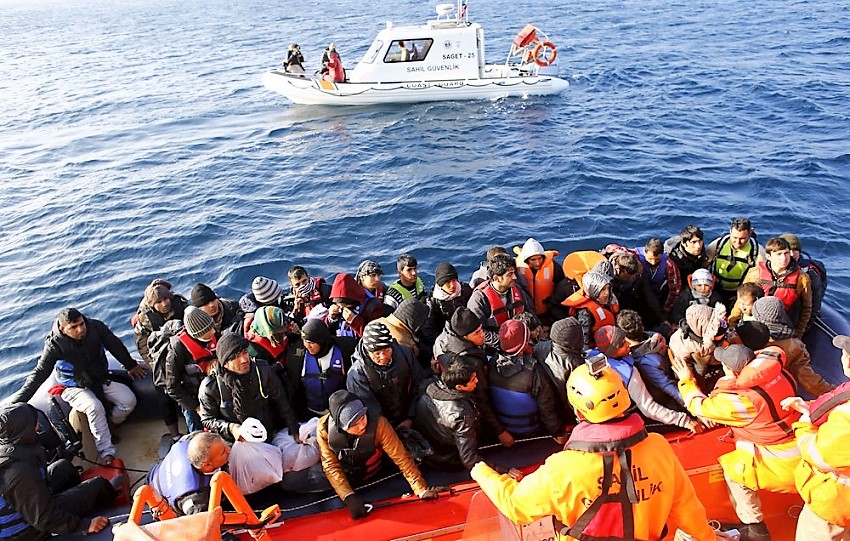 Marele val de migranți a început. Mii de refugiați în marș spre Grecia