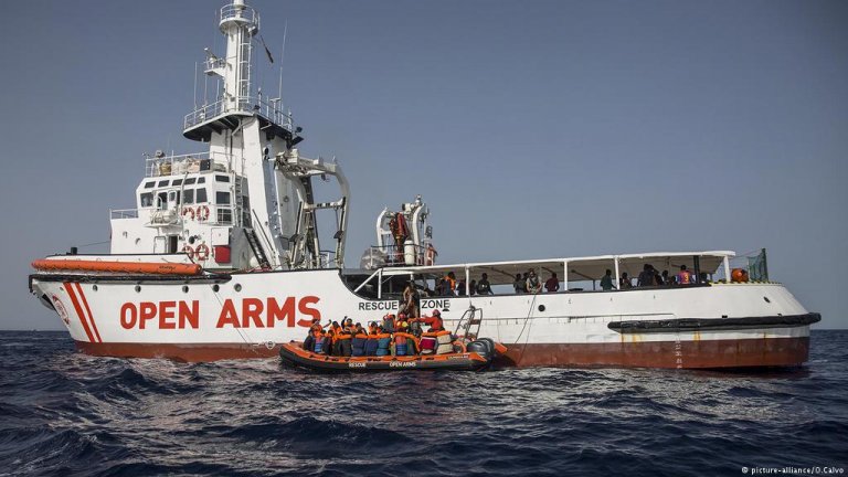 Situație disperată în Mediterană: 10 migranți s-au aruncat de pe nava Open Arms