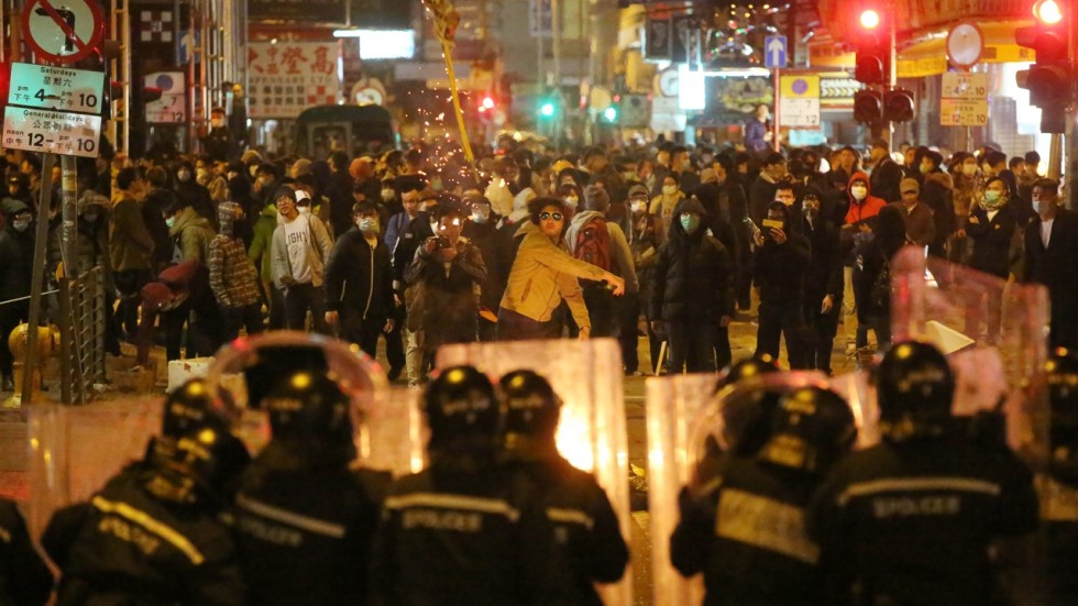 Ciocniri violente polițiști-protestatari în Hong Kong. S-a scandat: „Să luptăm pentru libertate!''