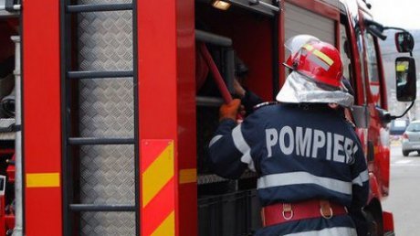 Alertă în România. Explozie uriașă. Pompierii militari intervin de urgență
