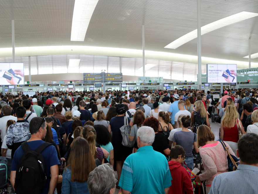 Zbor anulat pe Aeroportul Sibiu! Peste 150 de oameni dați jos din aeronavă