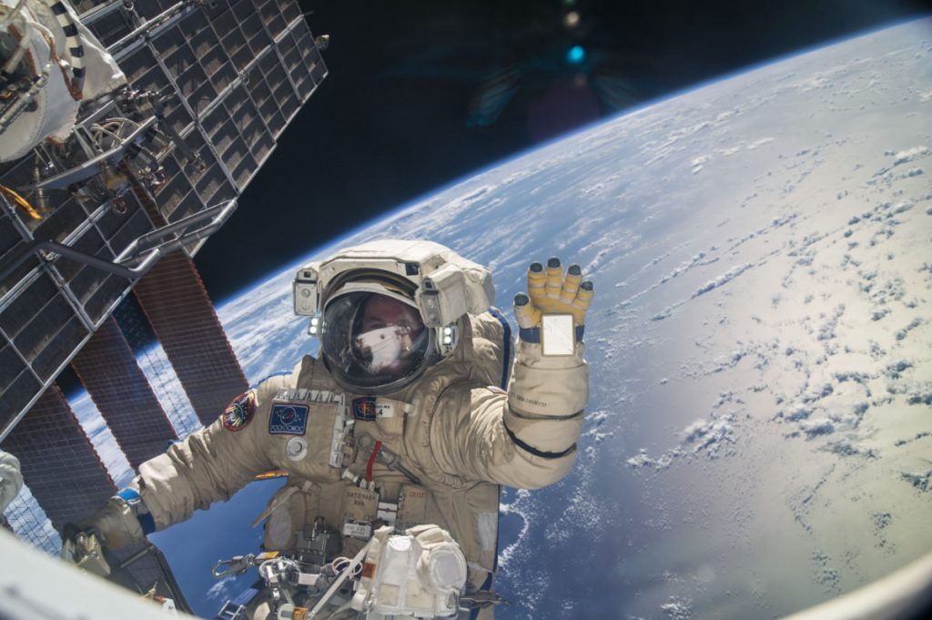 Stația Spațială Internațională Stația Spațială Internațională are o gaură. Astronauții caută acul în carul cu fânare o gaură. Astronauții caută acul în carul cu fân