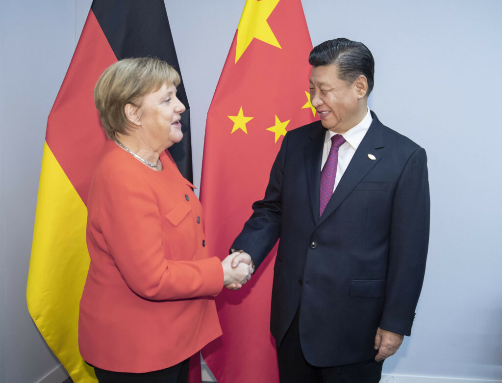 Merkel pupă condurul comuniștilor sau De ce nu flutură steagul UE la Hong Kong