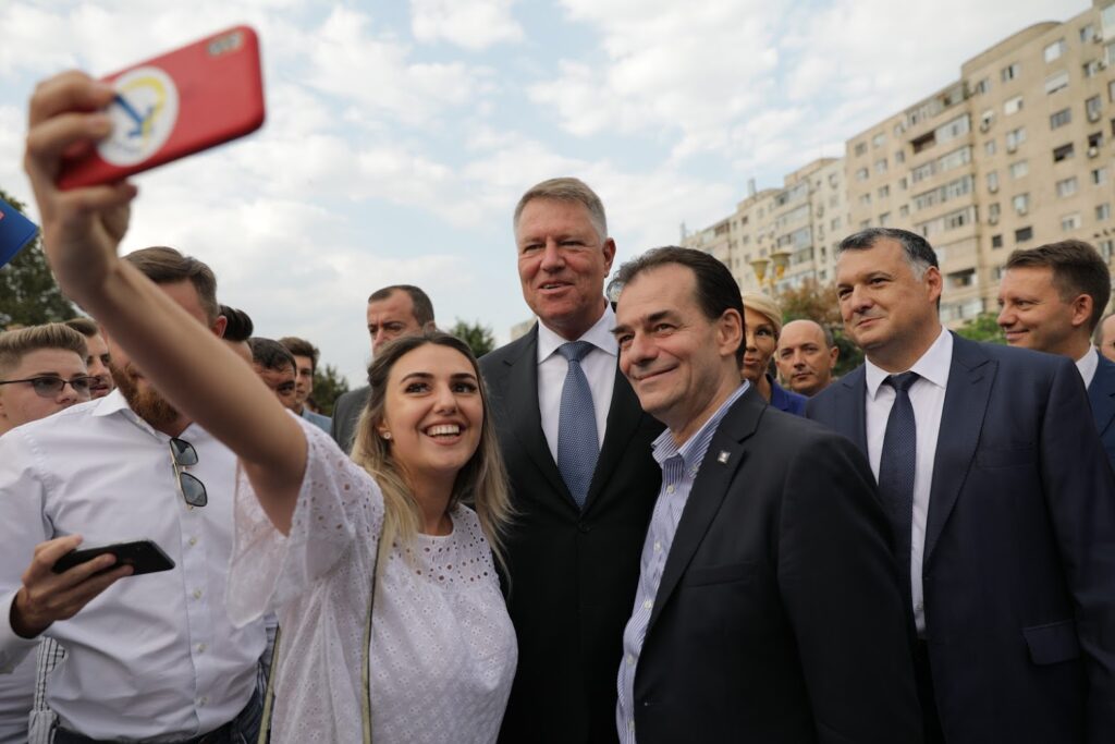 „Timpul nesimțiților și al hoților a expirat!” Iohannis a început în forță bătălia pentru un nou mandat.