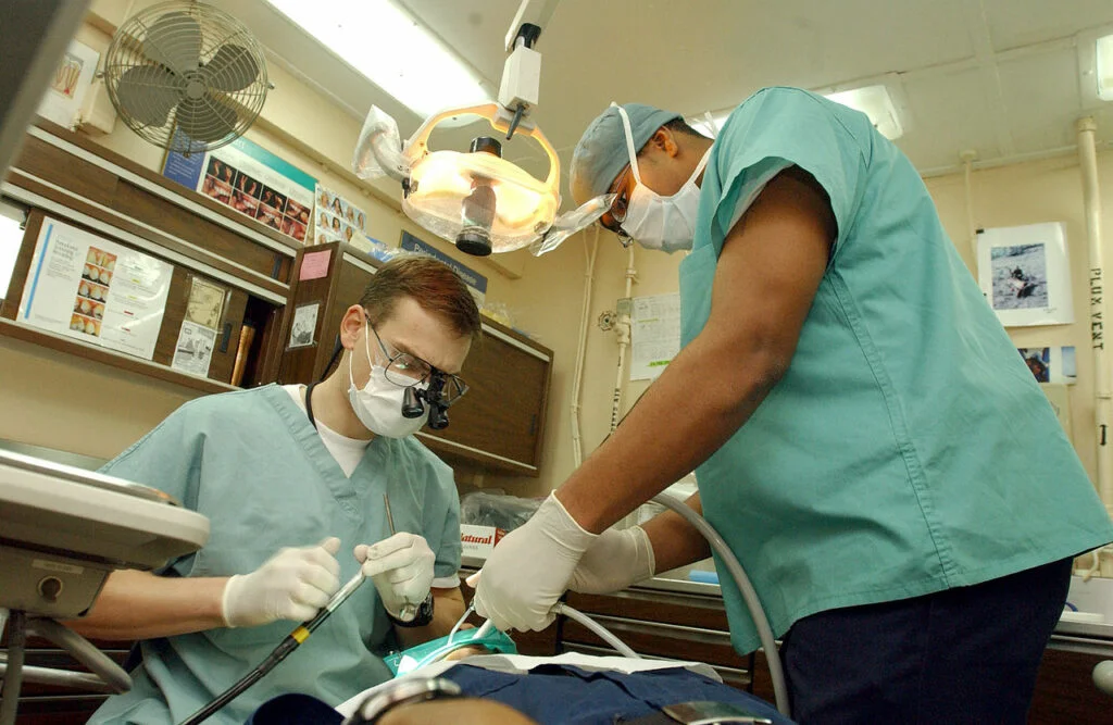 Un bărbat de 45 de ani a murit la dentist, după anestezie. Procurorii au deschis un dosar de moarte suspectă